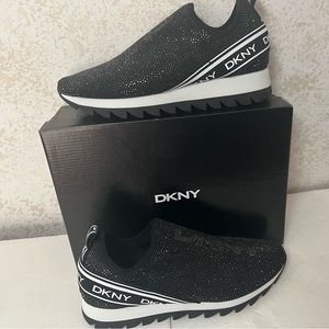 New DKNY Annie Slip-on Runner Women’s Sneakers. Black/Gunmetal. Size 10M